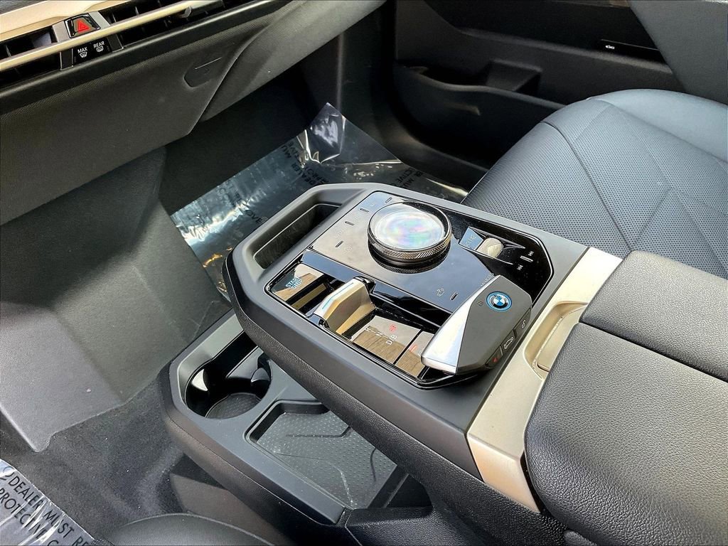 Used 2023 BMW iX xDrive50 w/ Sport Package AWD/4WD image 18