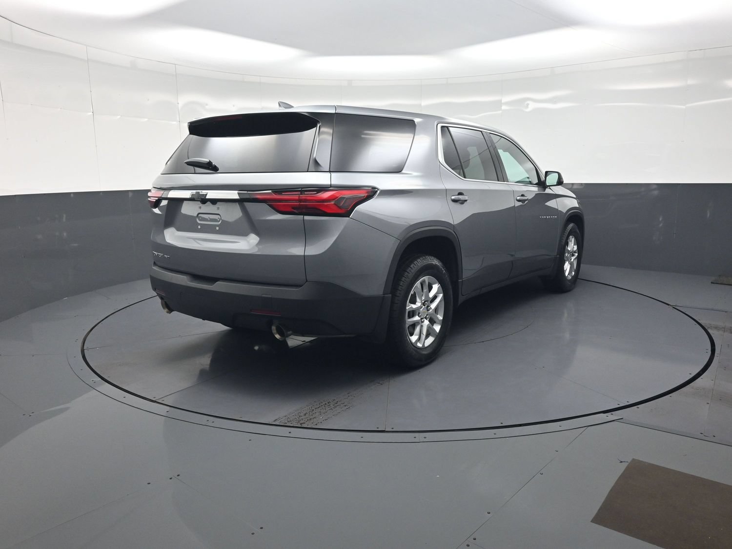 Used 2023 Chevrolet Traverse LS AWD/4WD image 3