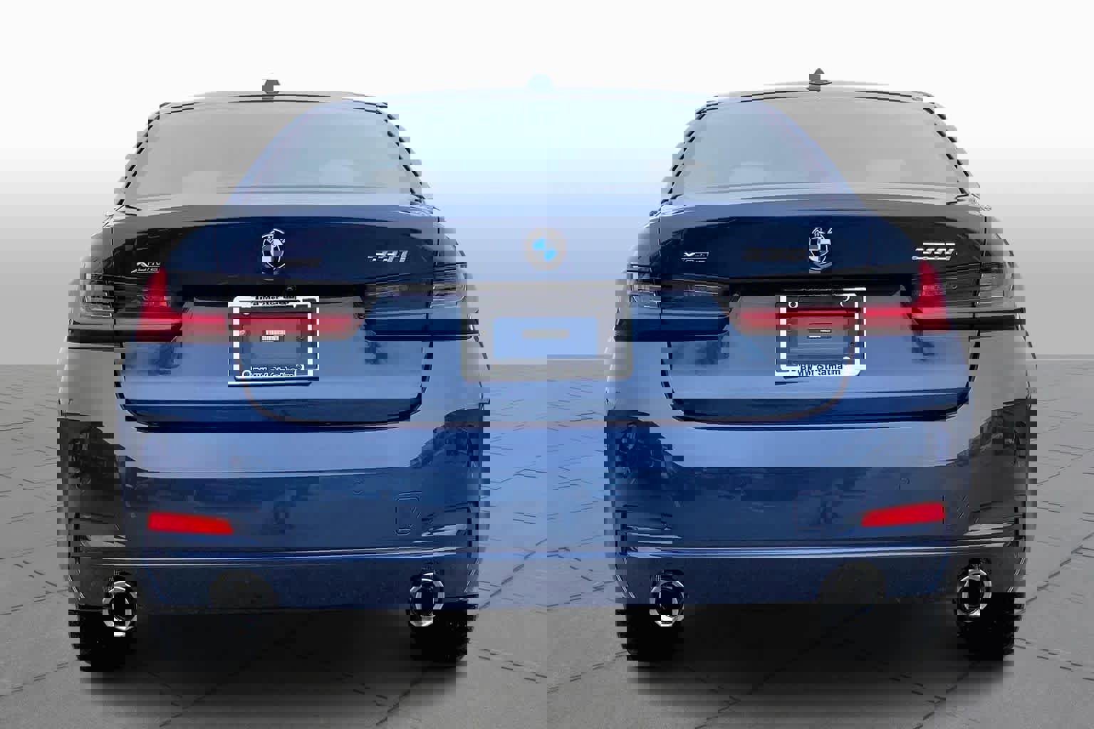 Certified 2023 BMW 330i xDrive Sedan w/ Driving Assistance Package image 4