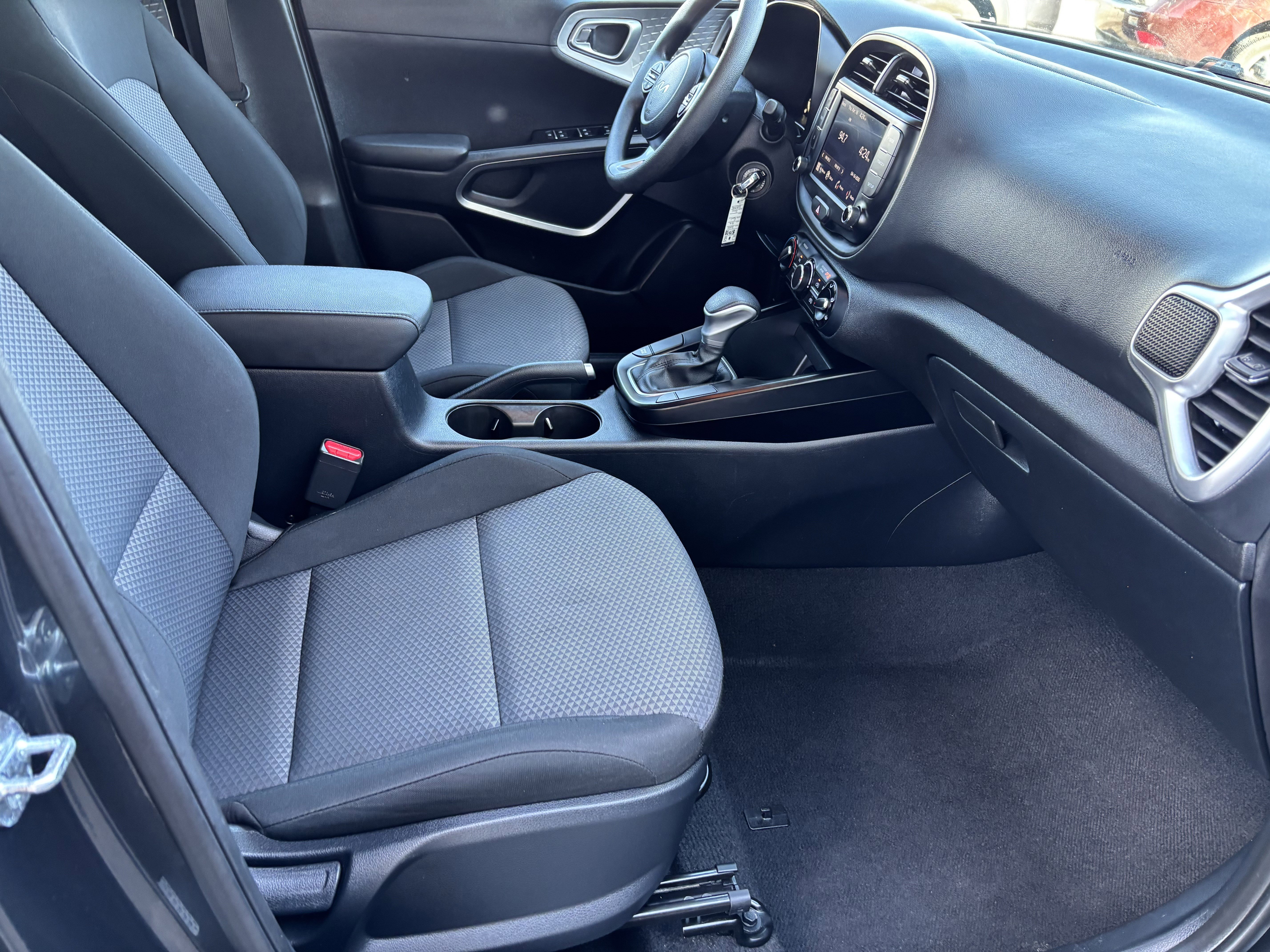 Used 2025 Kia Soul LX w/ LX Technology Package FWD image 29