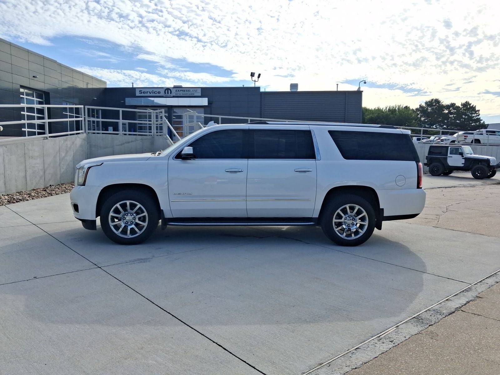 Used 2019 GMC Yukon XL Denali w/ Open Road Package AWD/4WD image 2