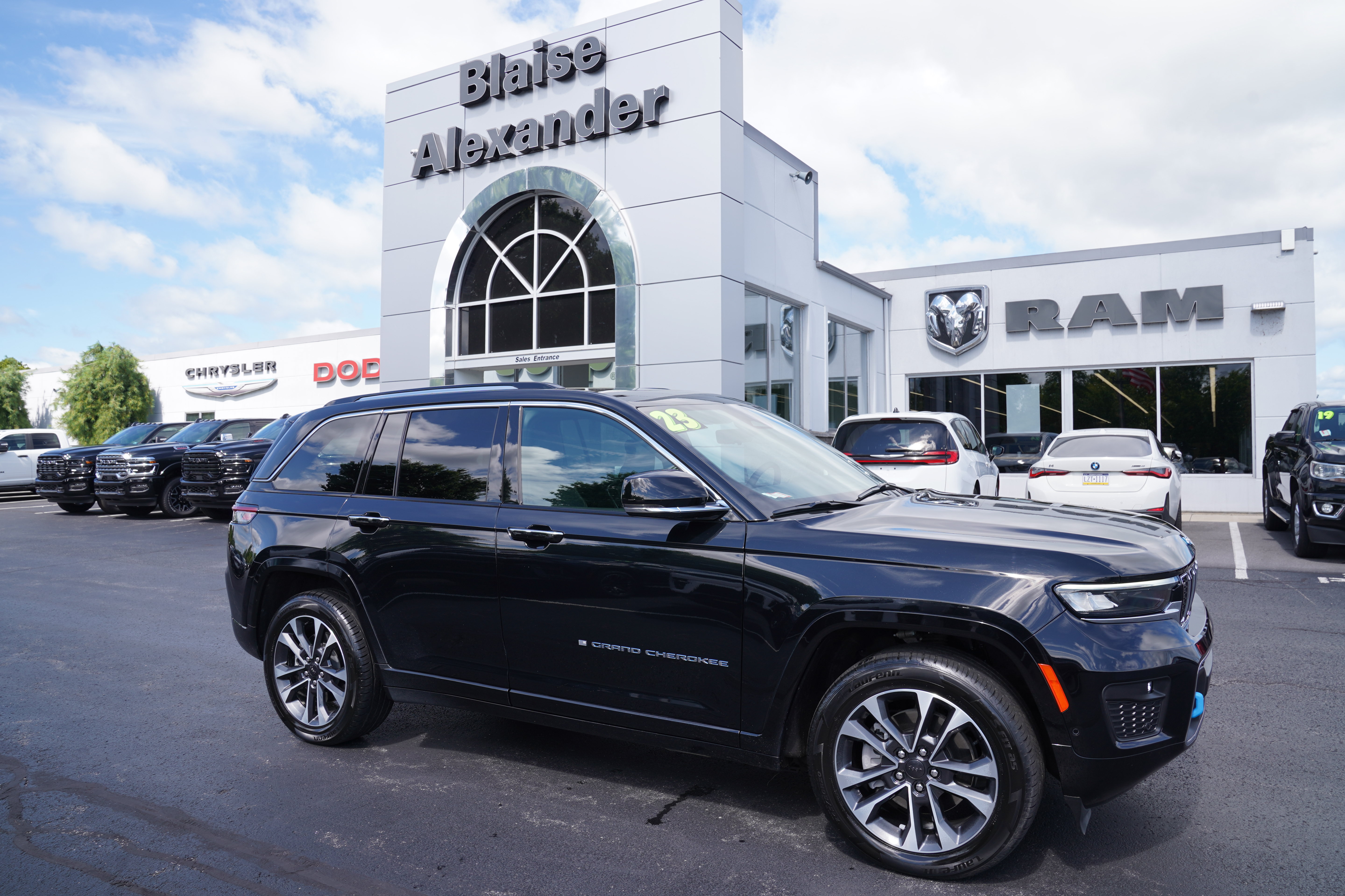 Certified 2023 Jeep Grand Cherokee Overland w/ Luxury Tech Group IV AWD/4WD video 1