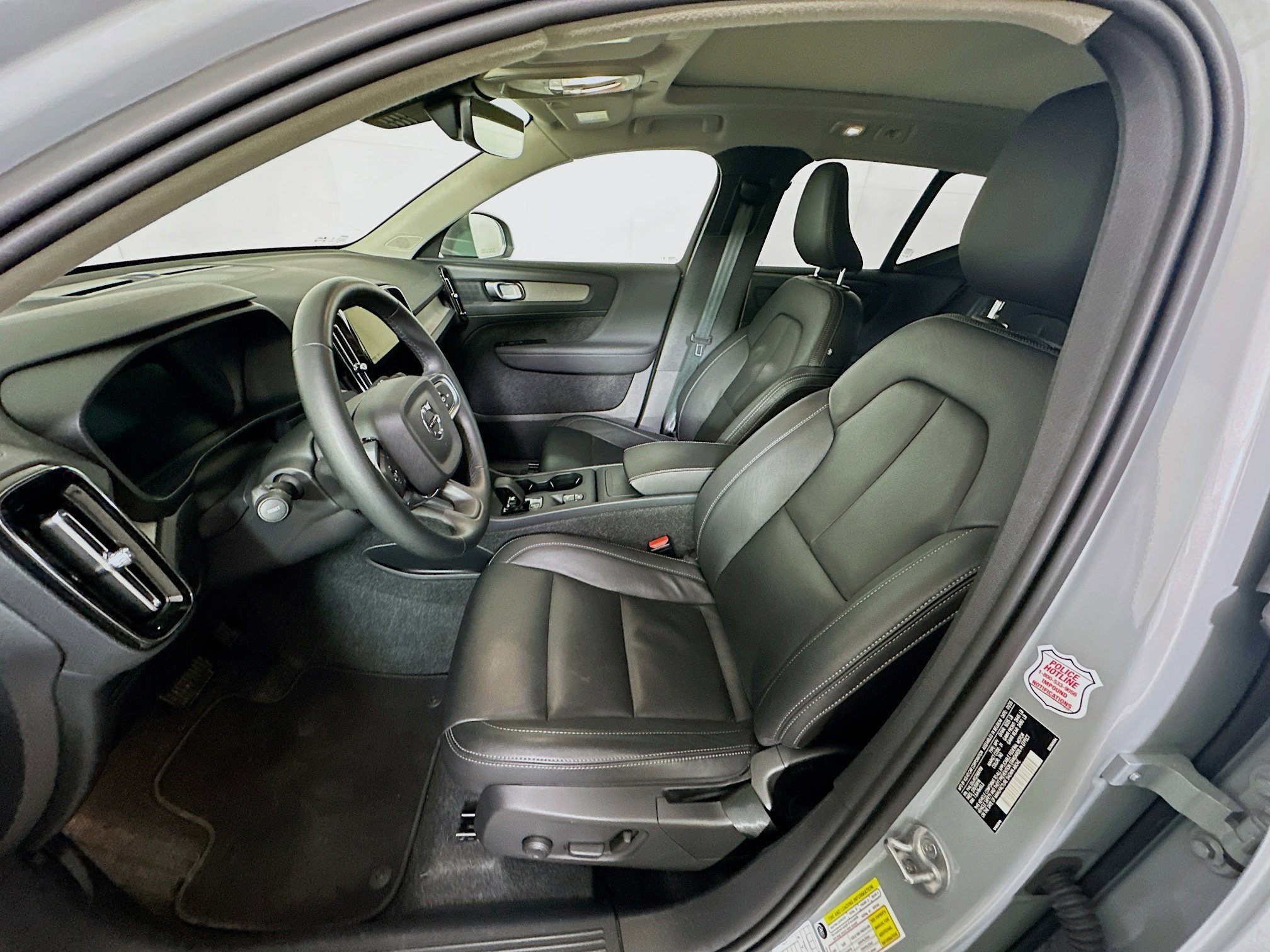 Used 2025 Volvo XC40 B5 Core image 13