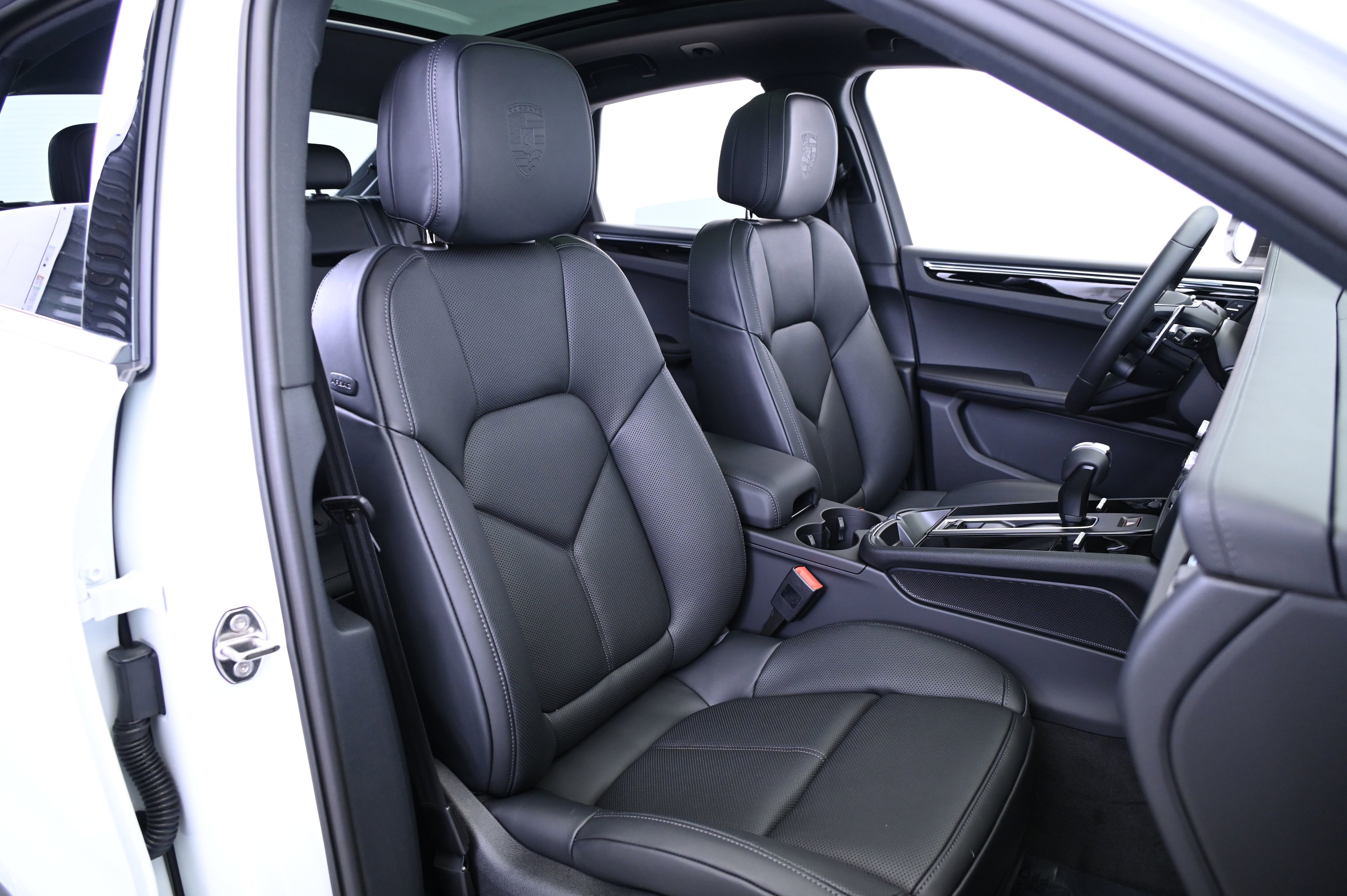 Certified 2025 Porsche Macan image 29