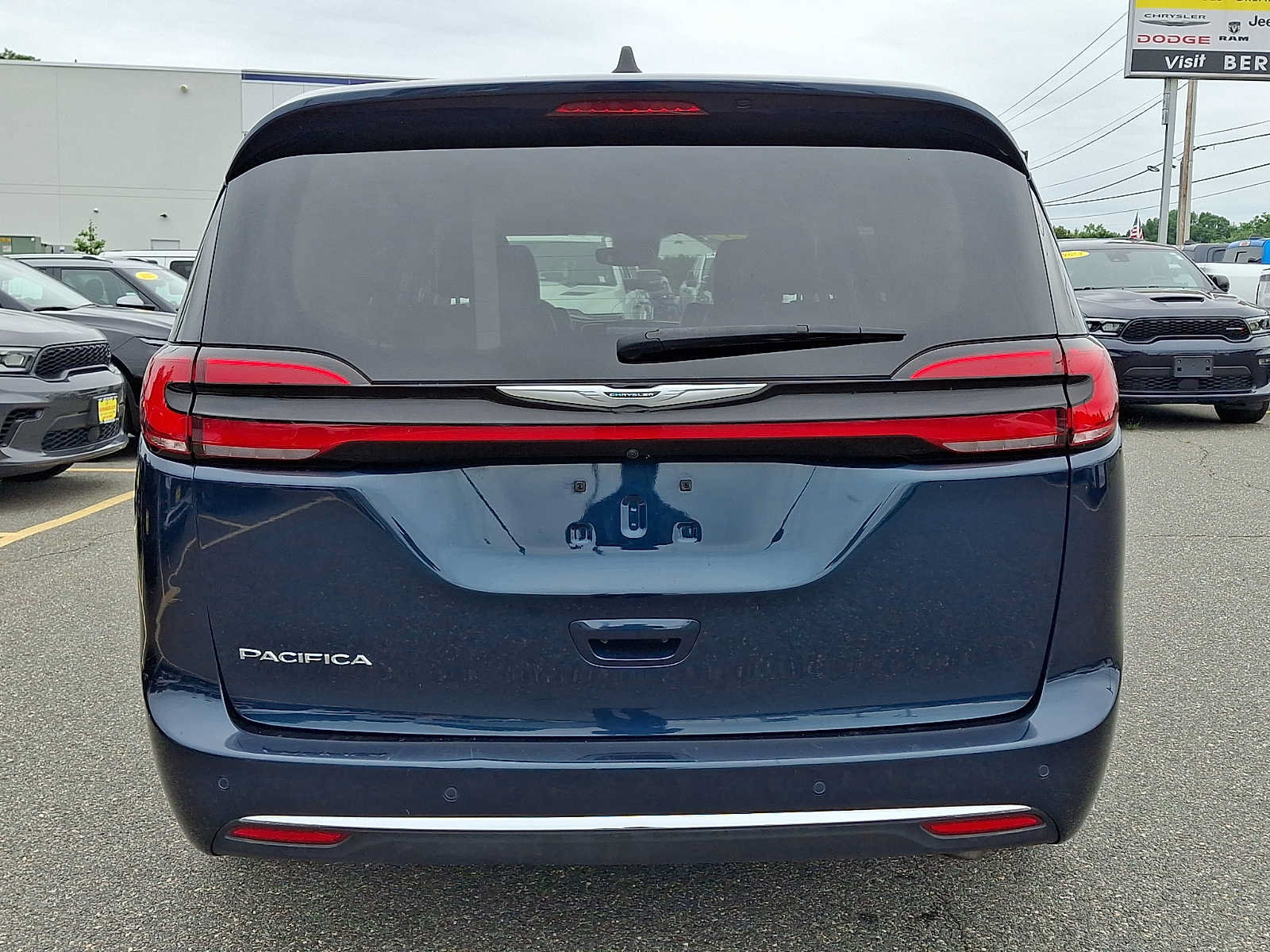 Certified 2023 Chrysler Pacifica Touring-L FWD image 5