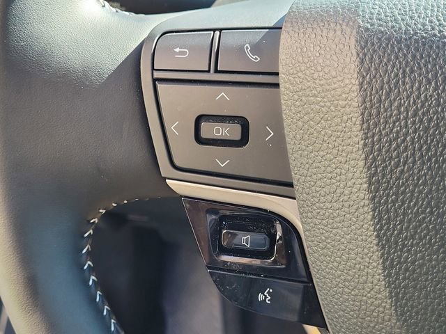 Used 2025 Toyota Camry SE image 13