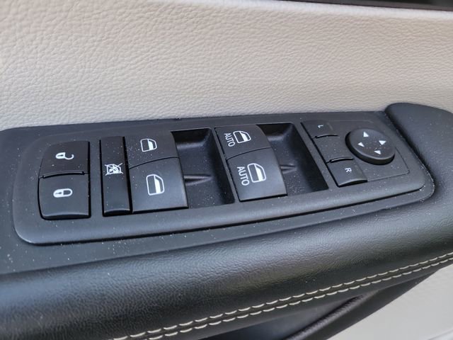 Used 2023 Chrysler Pacifica Touring-L image 21