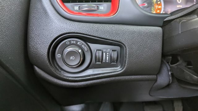 Used 2016 Jeep Renegade Trailhawk w/ Premium Trailhawk Package AWD/4WD image 30