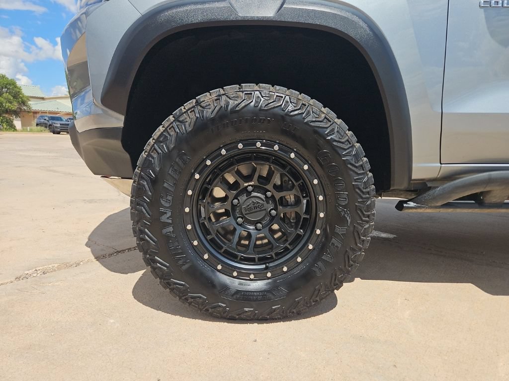 Used 2025 Chevrolet Colorado ZR2 w/ Technology Package AWD/4WD image 6