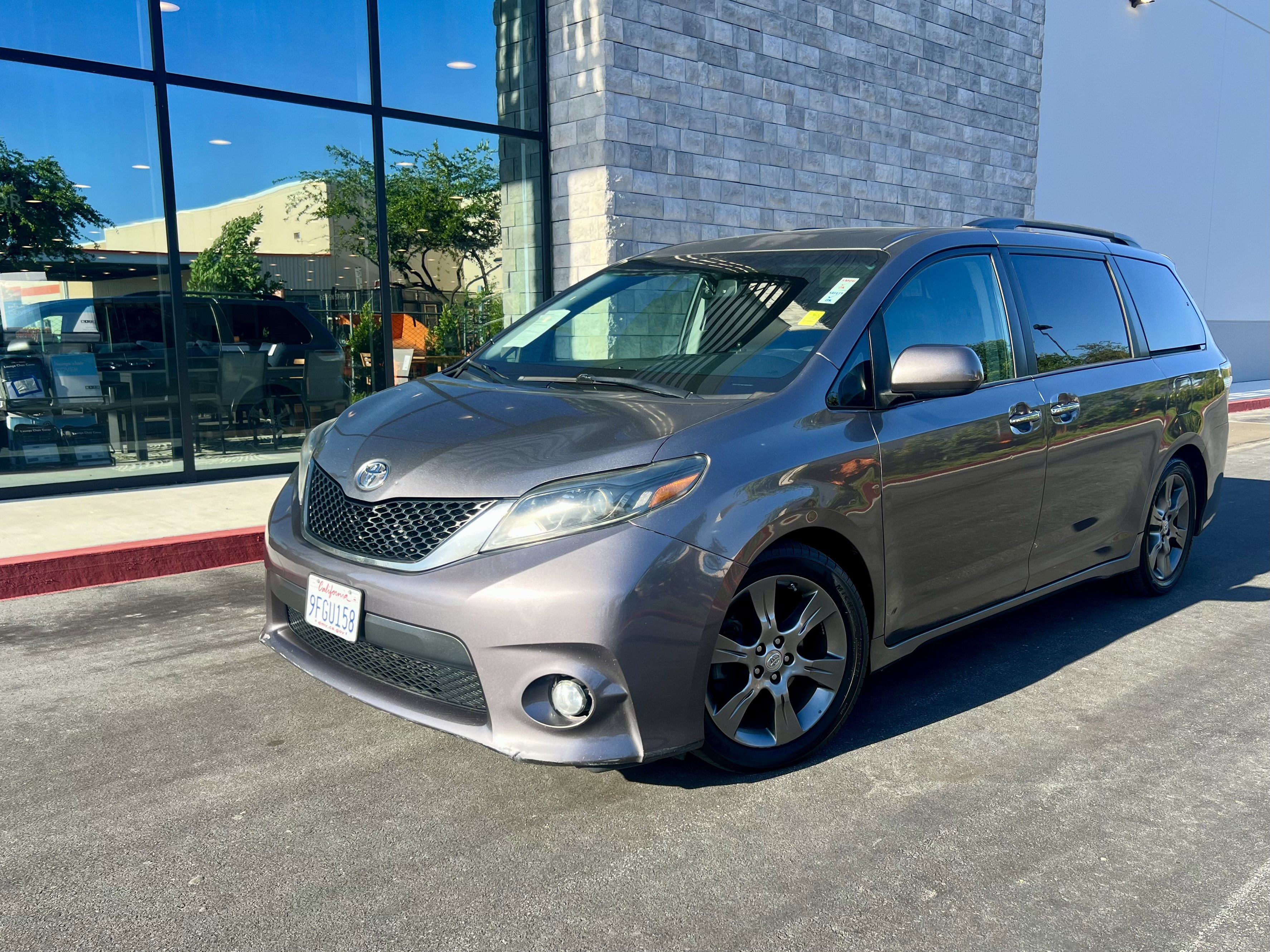 Used 2015 Toyota Sienna SE Premium FWD image 1