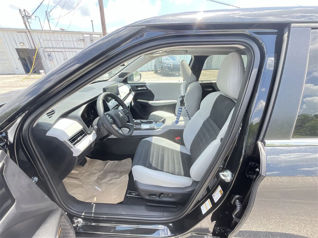 New 2025 Mitsubishi Outlander SE image 11