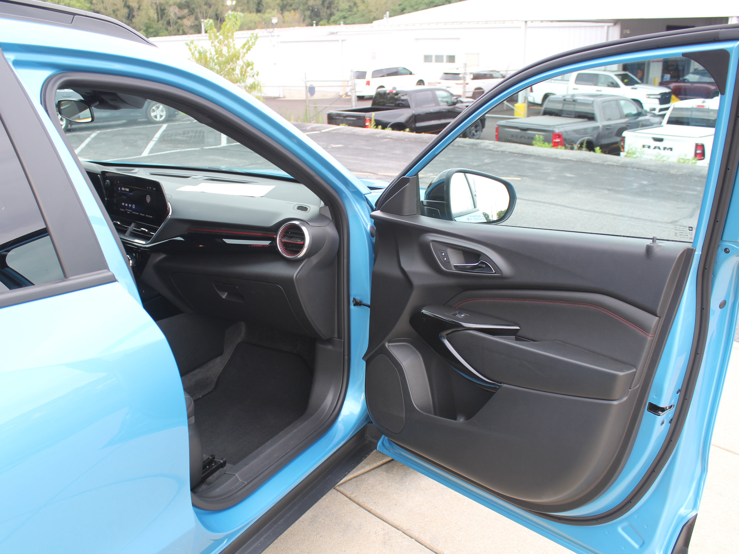 Used 2025 Chevrolet Trax RS w/ Driver Confidence Package FWD image 26