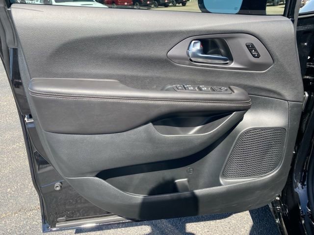 New 2026 Chrysler Pacifica Select image 9