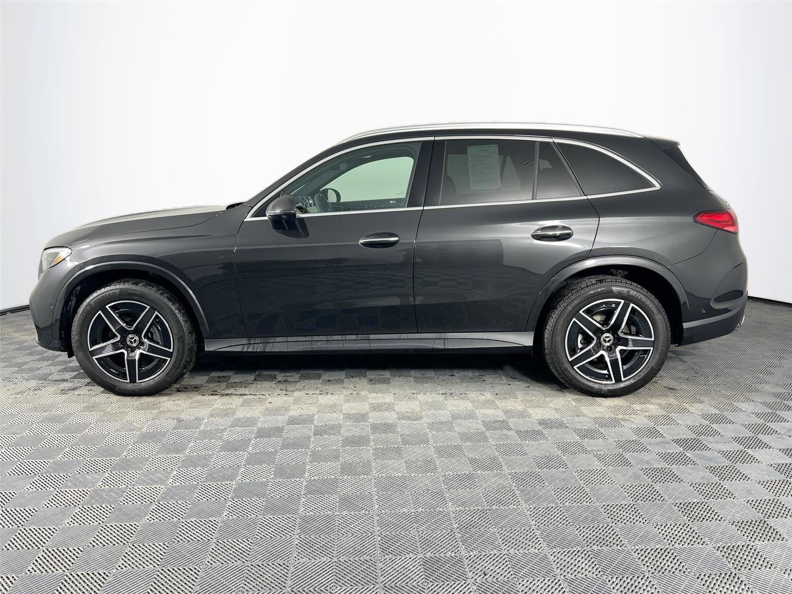 Used 2025 Mercedes-Benz GLC 300 4MATIC image 3