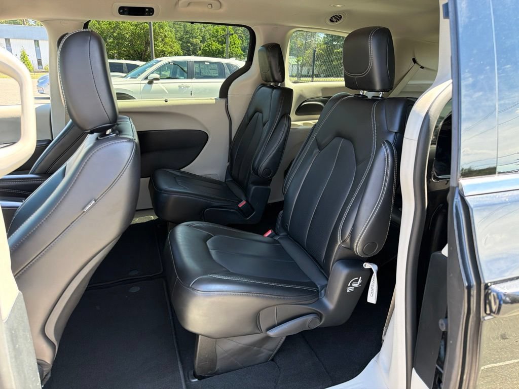 Used 2023 Chrysler Pacifica Touring-L FWD image 18