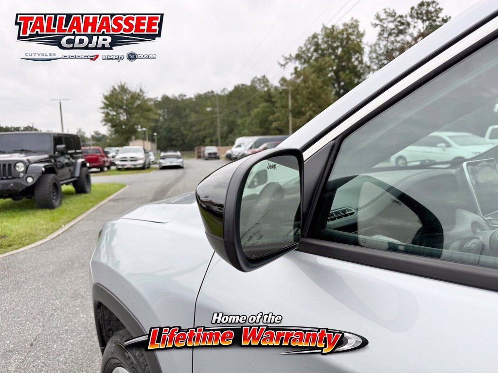 Used 2025 Jeep Compass Latitude AWD/4WD image 15