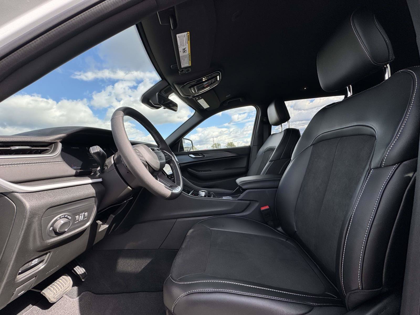 New 2025 Jeep Grand Cherokee L Laredo AWD/4WD image 18