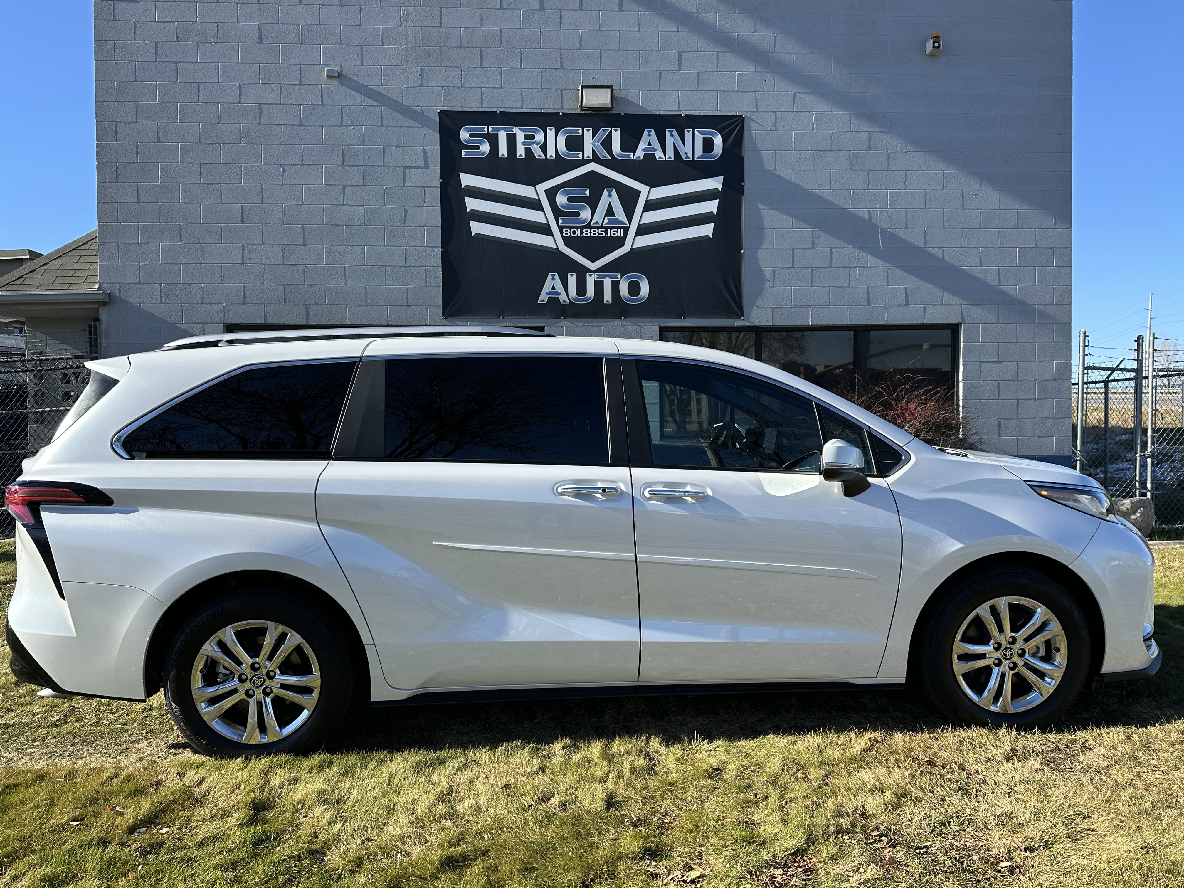 Used 2025 Toyota Sienna Limited image 5