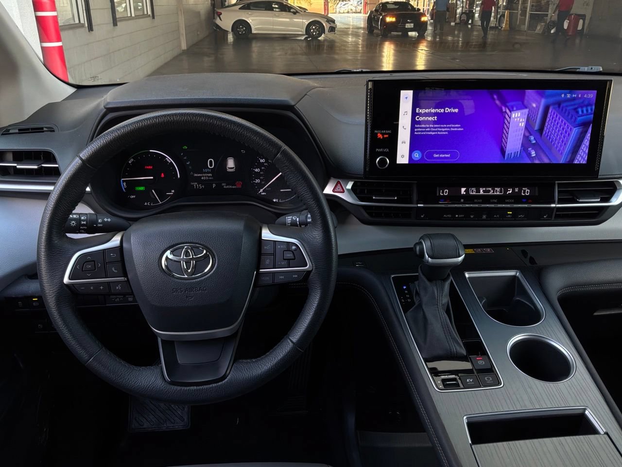 Used 2025 Toyota Sienna XLE FWD image 15