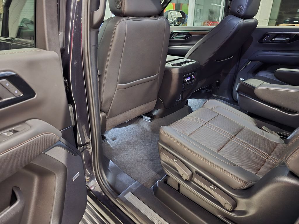 Used 2025 Chevrolet Suburban High Country RWD image 33
