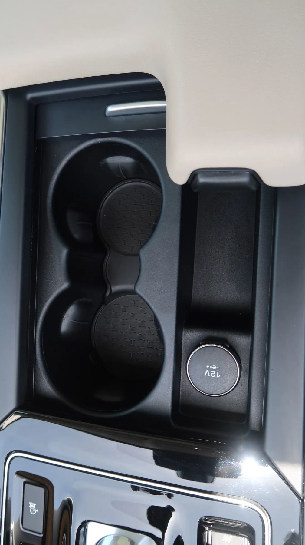 Used 2020 Jaguar XE S image 31