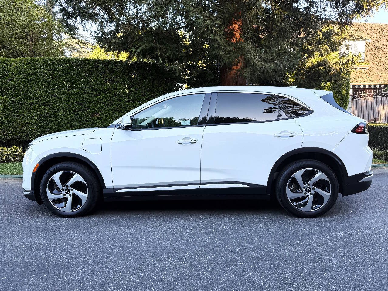 Used 2024 VinFast VF 8 Eco AWD/4WD image 3