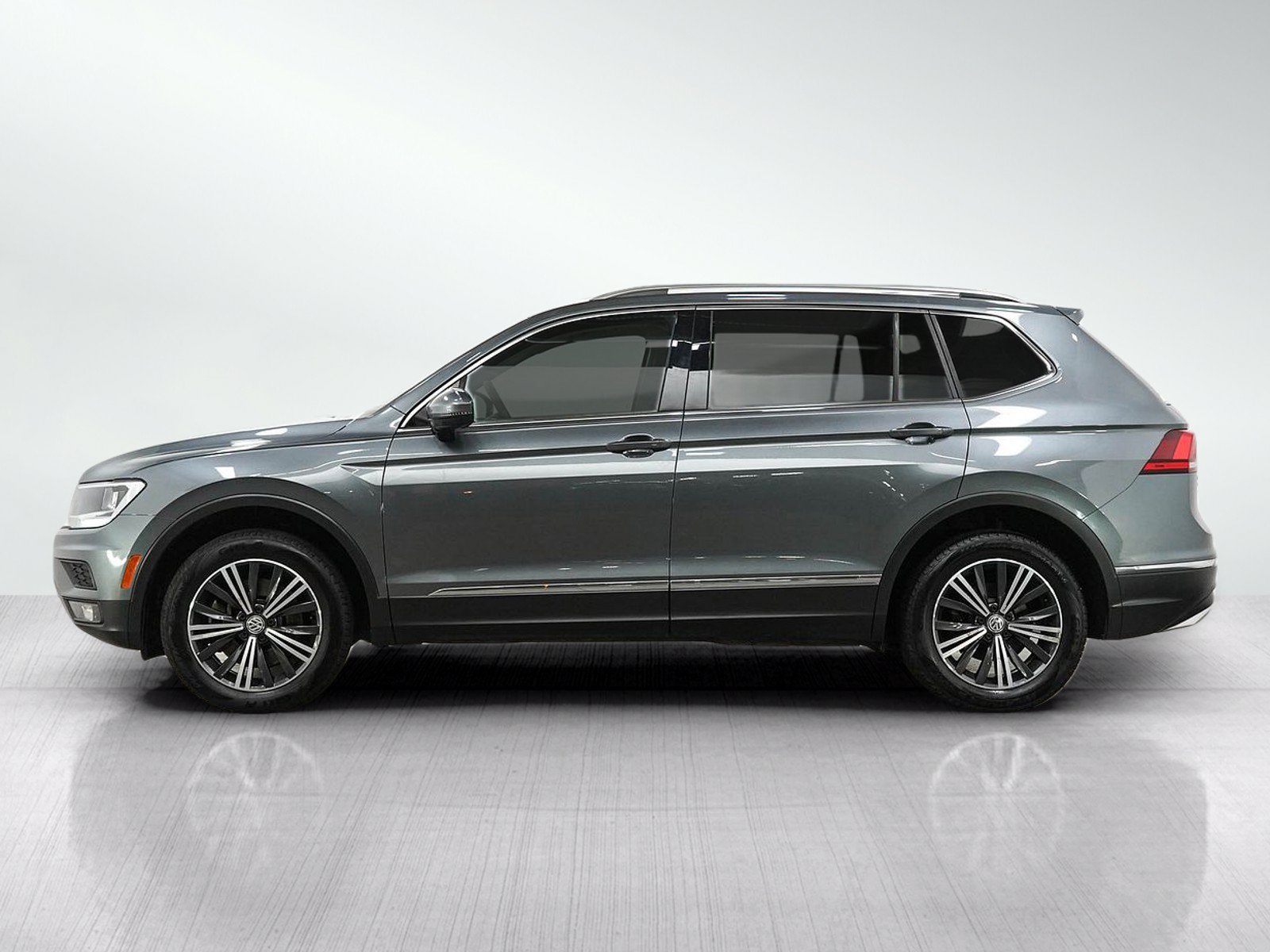 Used 2018 Volkswagen Tiguan SEL AWD/4WD image 2