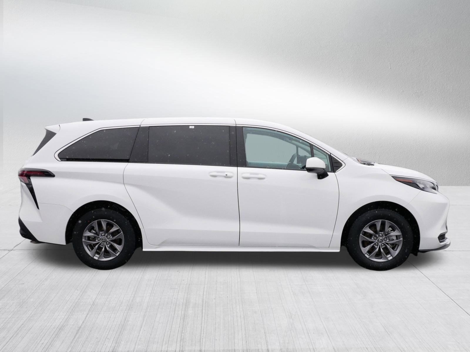 Certified 2025 Toyota Sienna LE image 8
