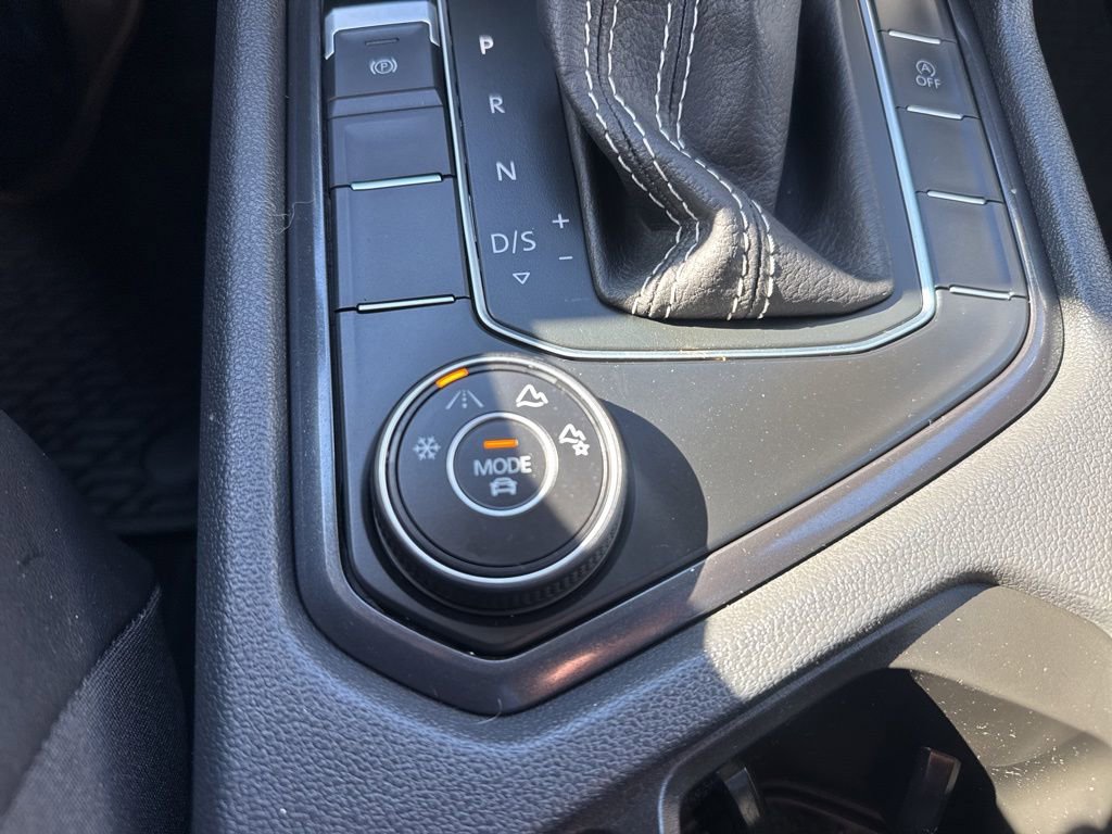 Used 2021 Volkswagen Tiguan SE image 39