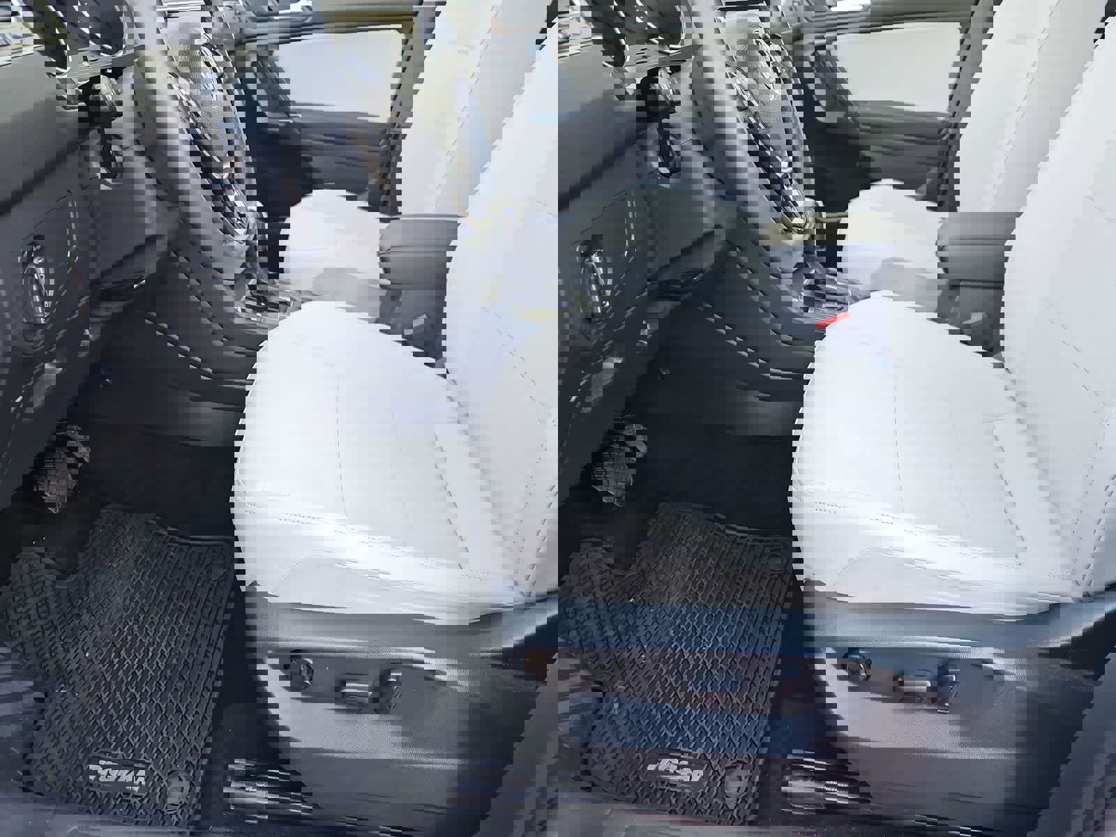 Used 2020 Volkswagen Tiguan SE w/ Panoramic Sunroof Package image 16