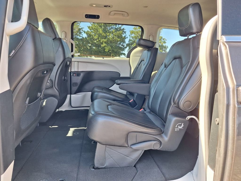 Used 2023 Chrysler Pacifica Touring-L image 11