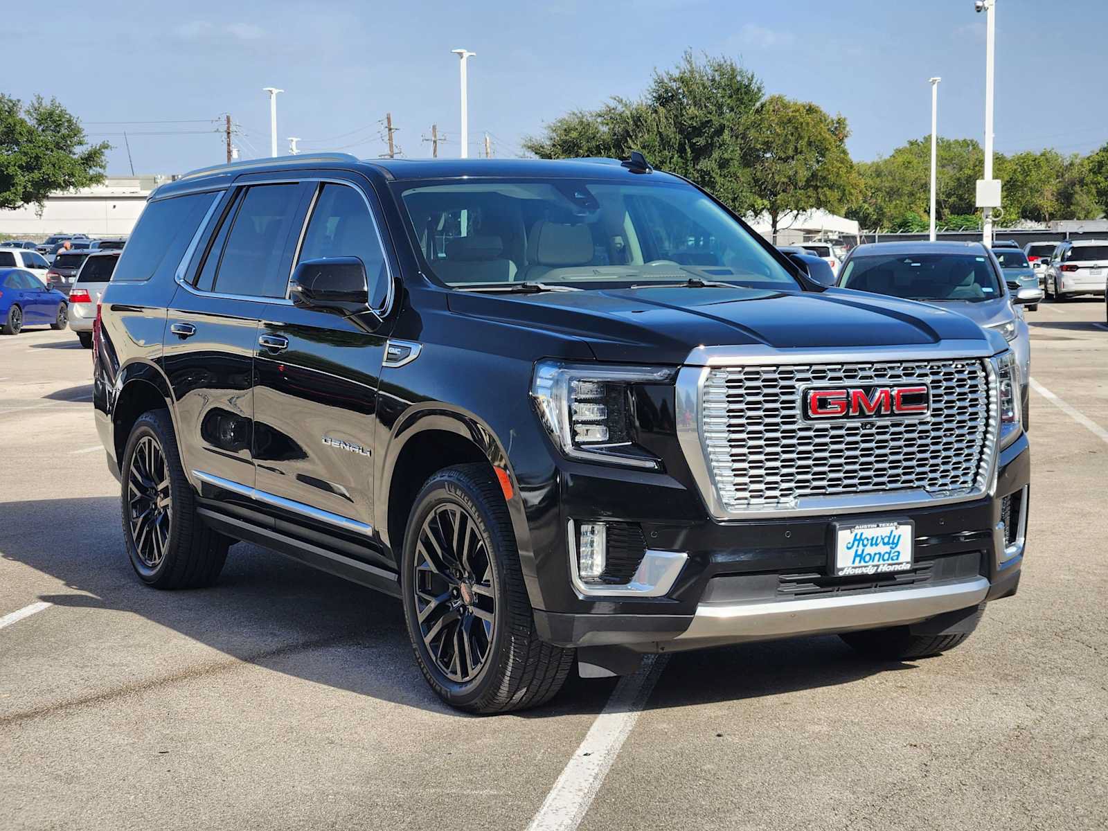Used 2021 GMC Yukon Denali w/ Denali Premium Package AWD/4WD image 3