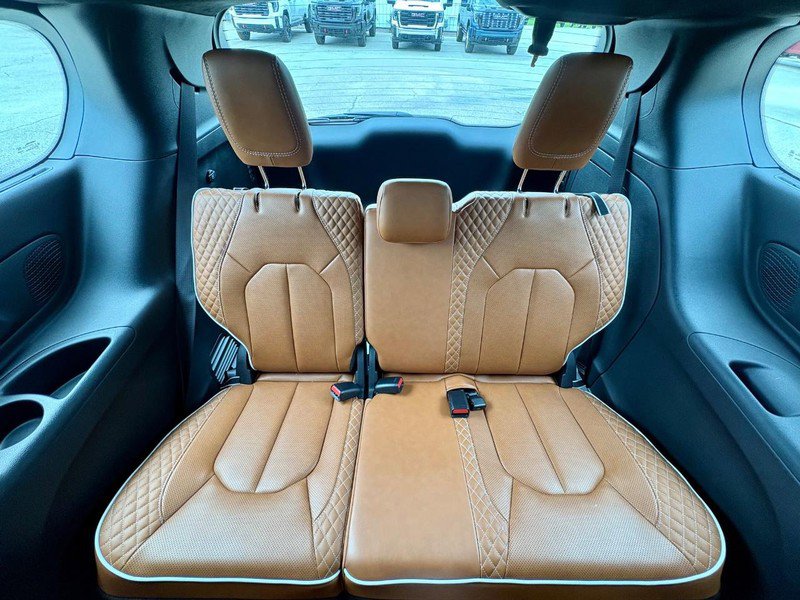 Used 2025 Chrysler Pacifica Pinnacle FWD image 14