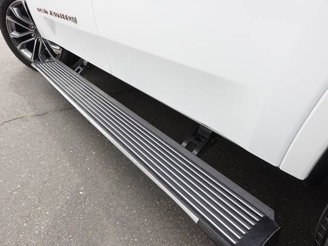 Used 2023 Jeep Grand Wagoneer Series III w/ HD Trailer Tow Package AWD/4WD image 12