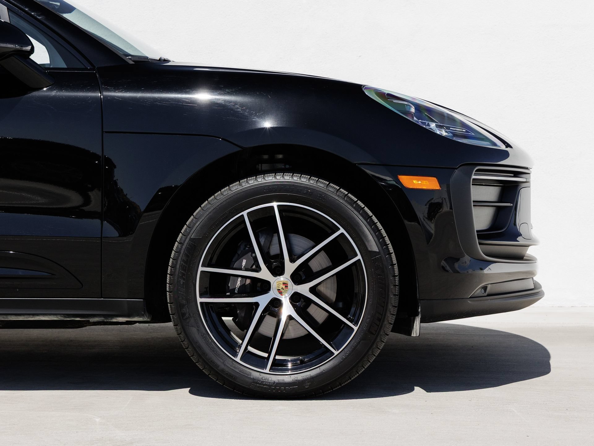 Certified 2025 Porsche Macan AWD/4WD image 11