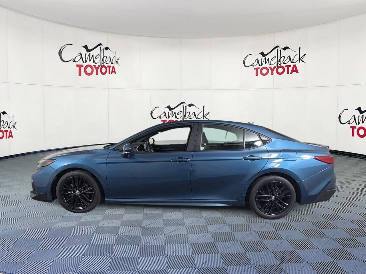 Used 2025 Toyota Camry SE FWD image 4