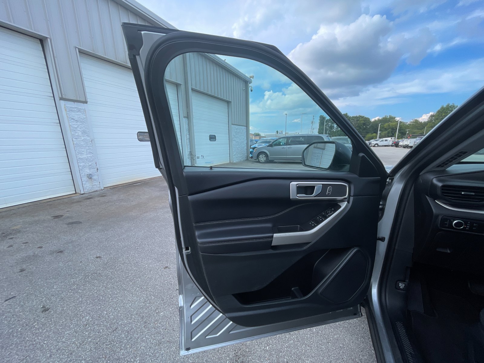 Used 2023 Ford Explorer XLT RWD image 12