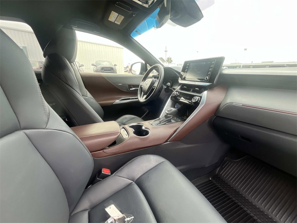 Used 2022 Toyota Venza XLE image 19