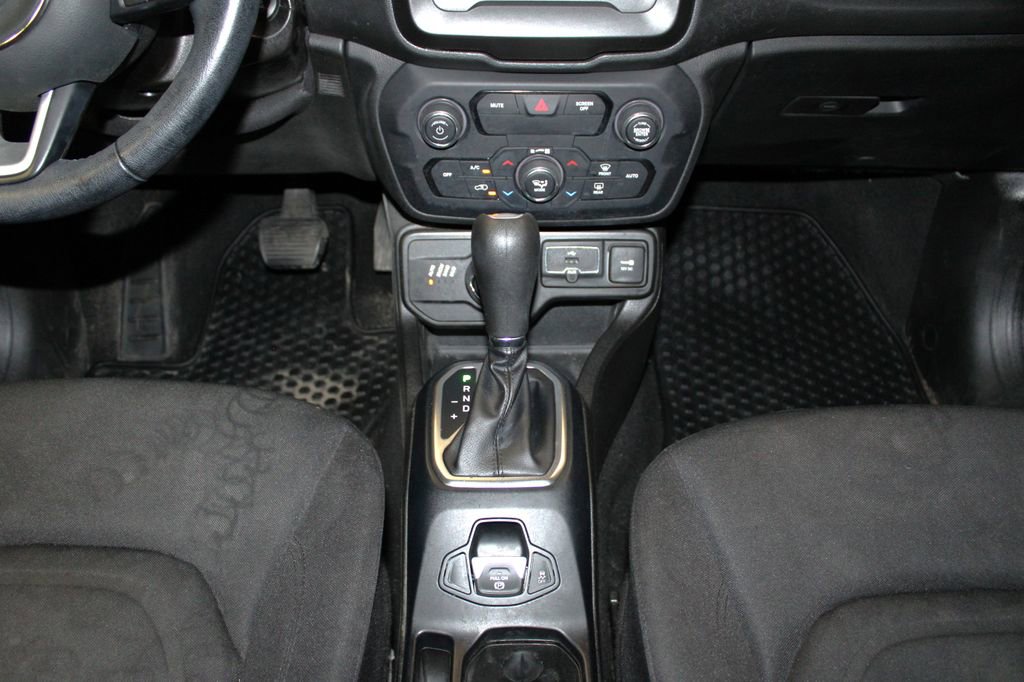 Used 2020 Jeep Renegade Latitude w/ Cold Weather Group image 21