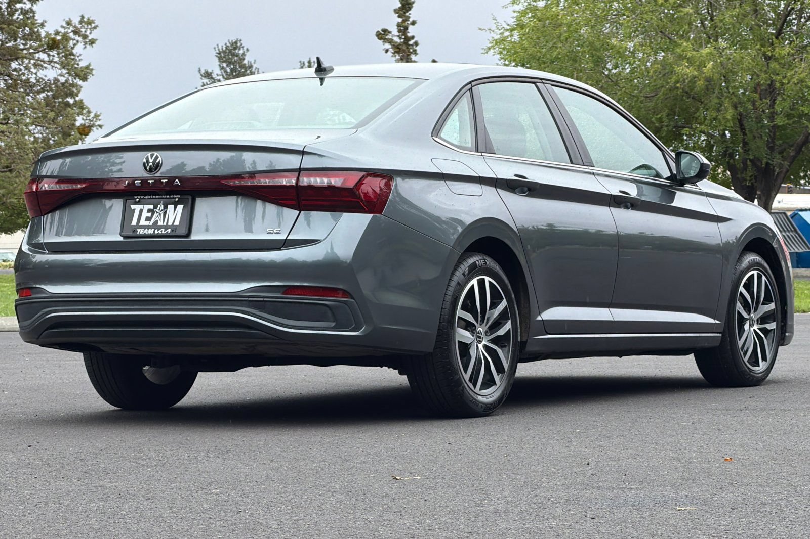Used 2025 Volkswagen Jetta SE FWD image 4