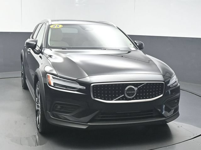 Used 2025 Volvo V60 B5 Cross Country Plus AWD/4WD image 3