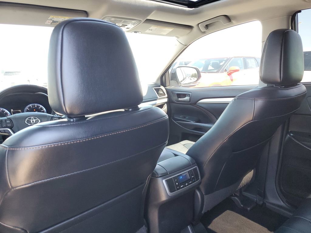 Used 2017 Toyota Highlander XLE AWD/4WD image 34