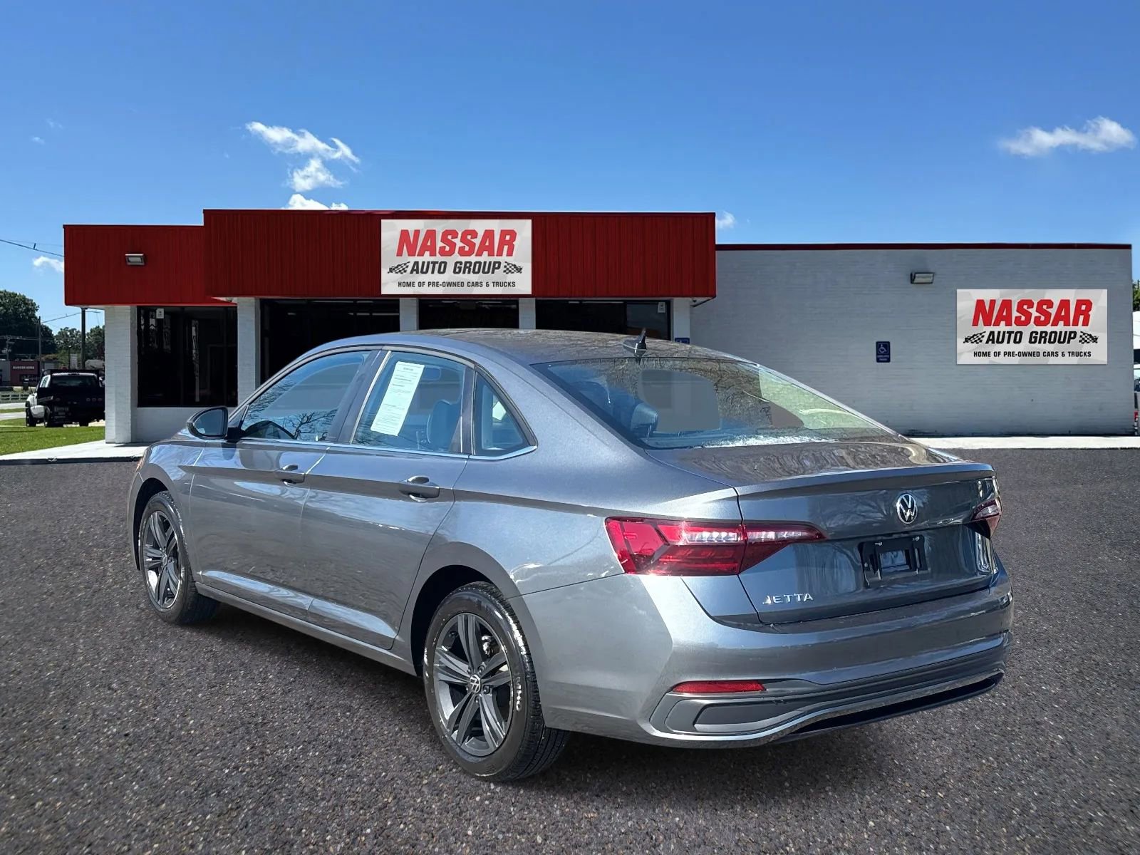 Used 2024 Volkswagen Jetta SE w/ Panoramic Sunroof Package image 6