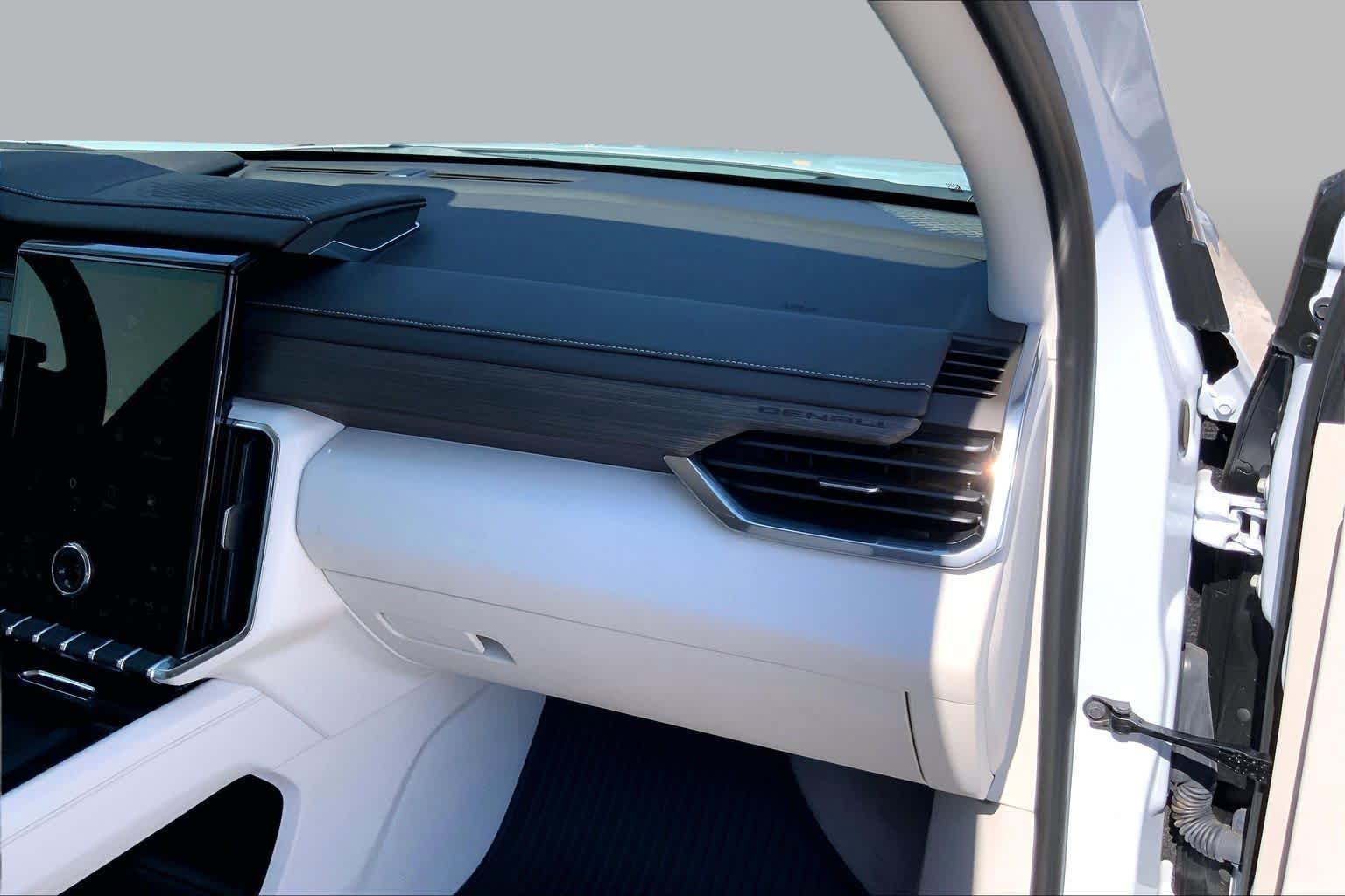 Used 2026 GMC Acadia Denali w/ Super Cruise Package FWD image 19