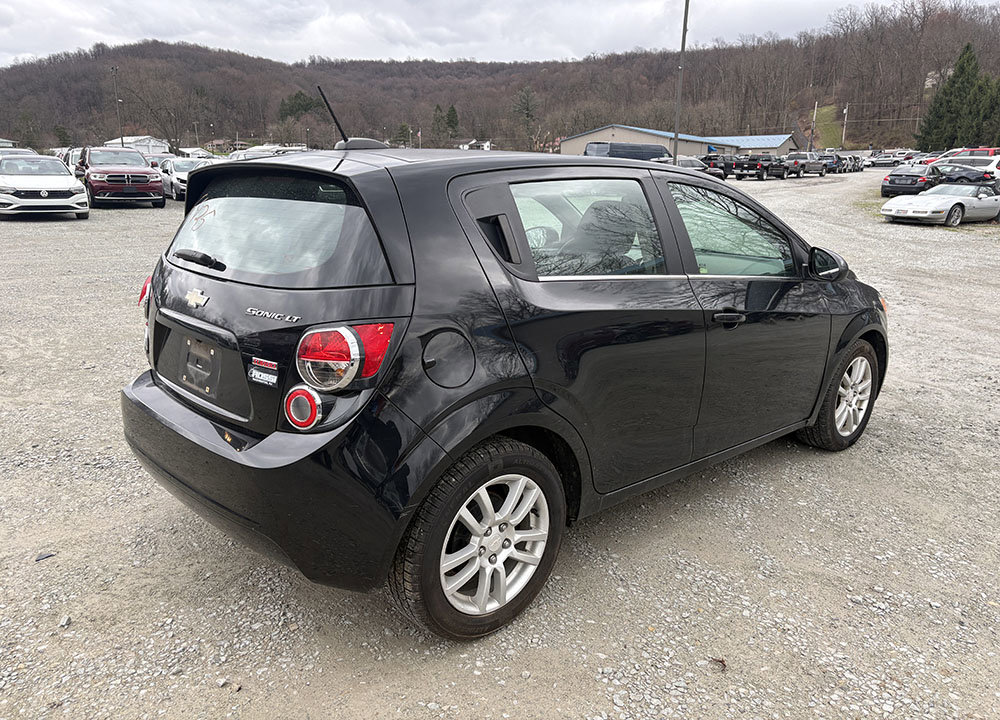 Used 2016 Chevrolet Sonic LT w/ Fun and Sun Package FWD image 2