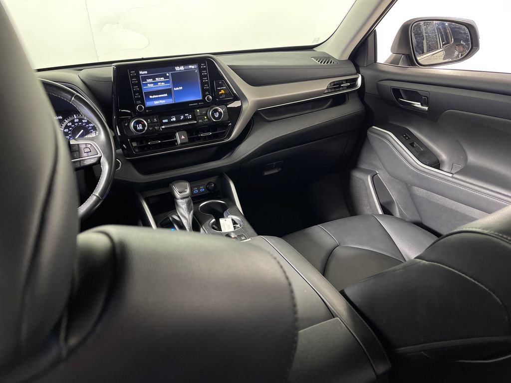 Used 2022 Toyota Highlander XLE FWD image 17