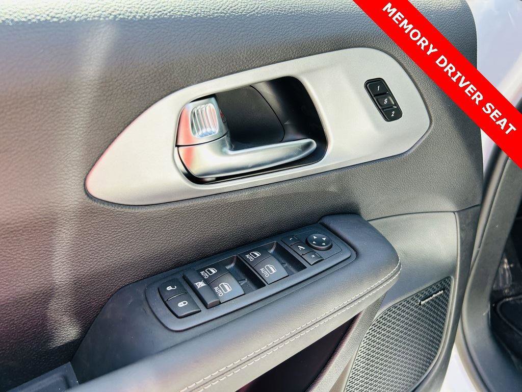 New 2026 Chrysler Pacifica Limited w/ Uconnect Theater Family Group image 21