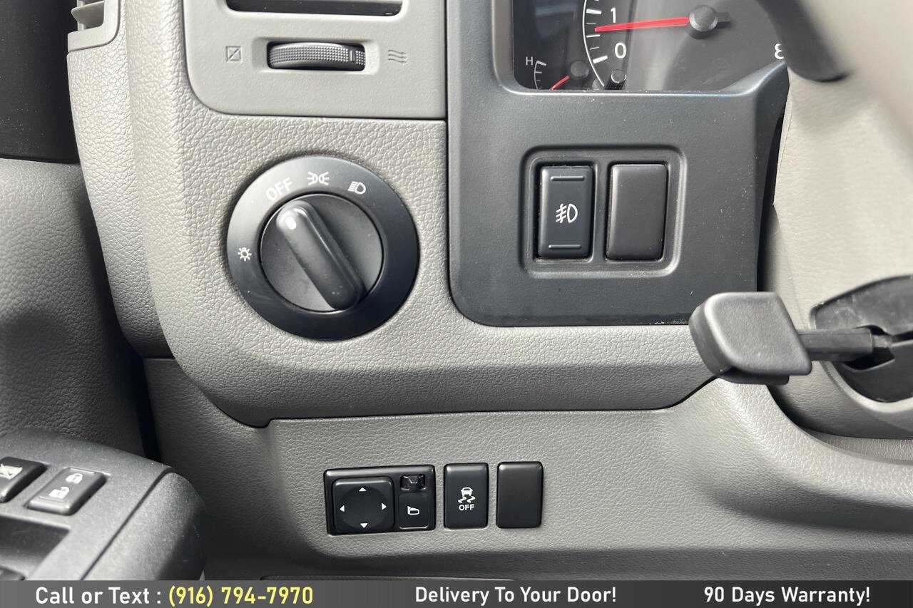 Used 2013 Nissan NV 3500 SL w/ Technology Pkg image 27