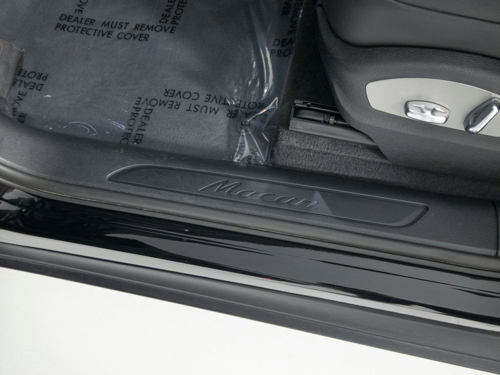 Certified 2025 Porsche Macan image 22
