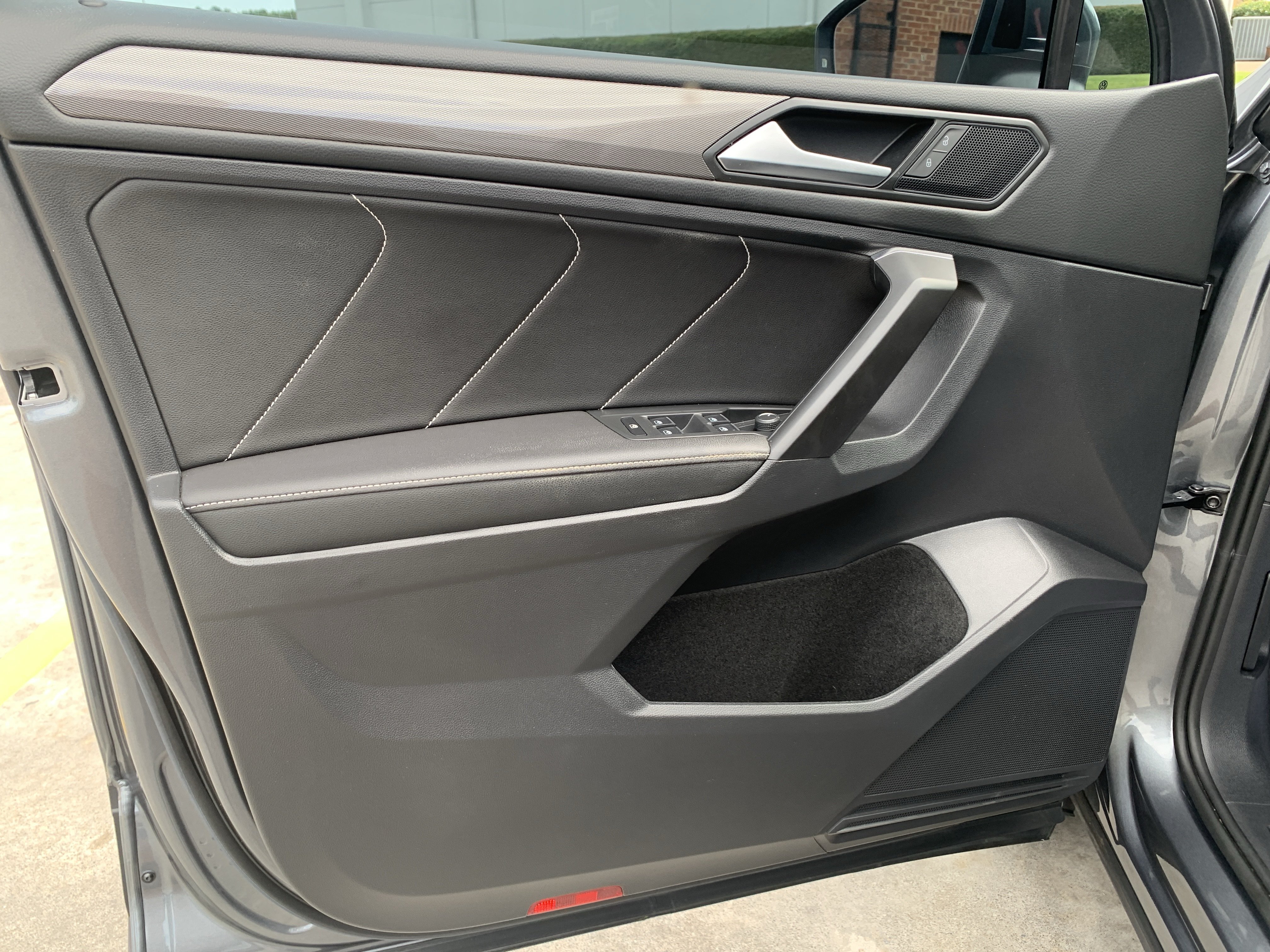 Used 2023 Volkswagen Tiguan SE w/ Panoramic Sunroof Package FWD image 7